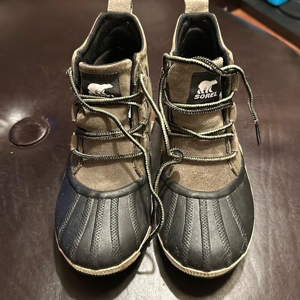Sorel out & about iii boots 7.5 olive/black. Worn a handful of times. Smoke free